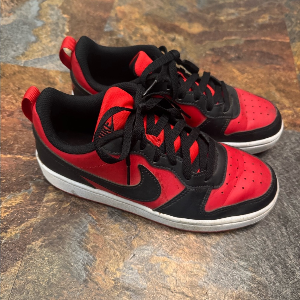 NIKE | Dunks Low Youth Grade School Size 5Y Red & Black